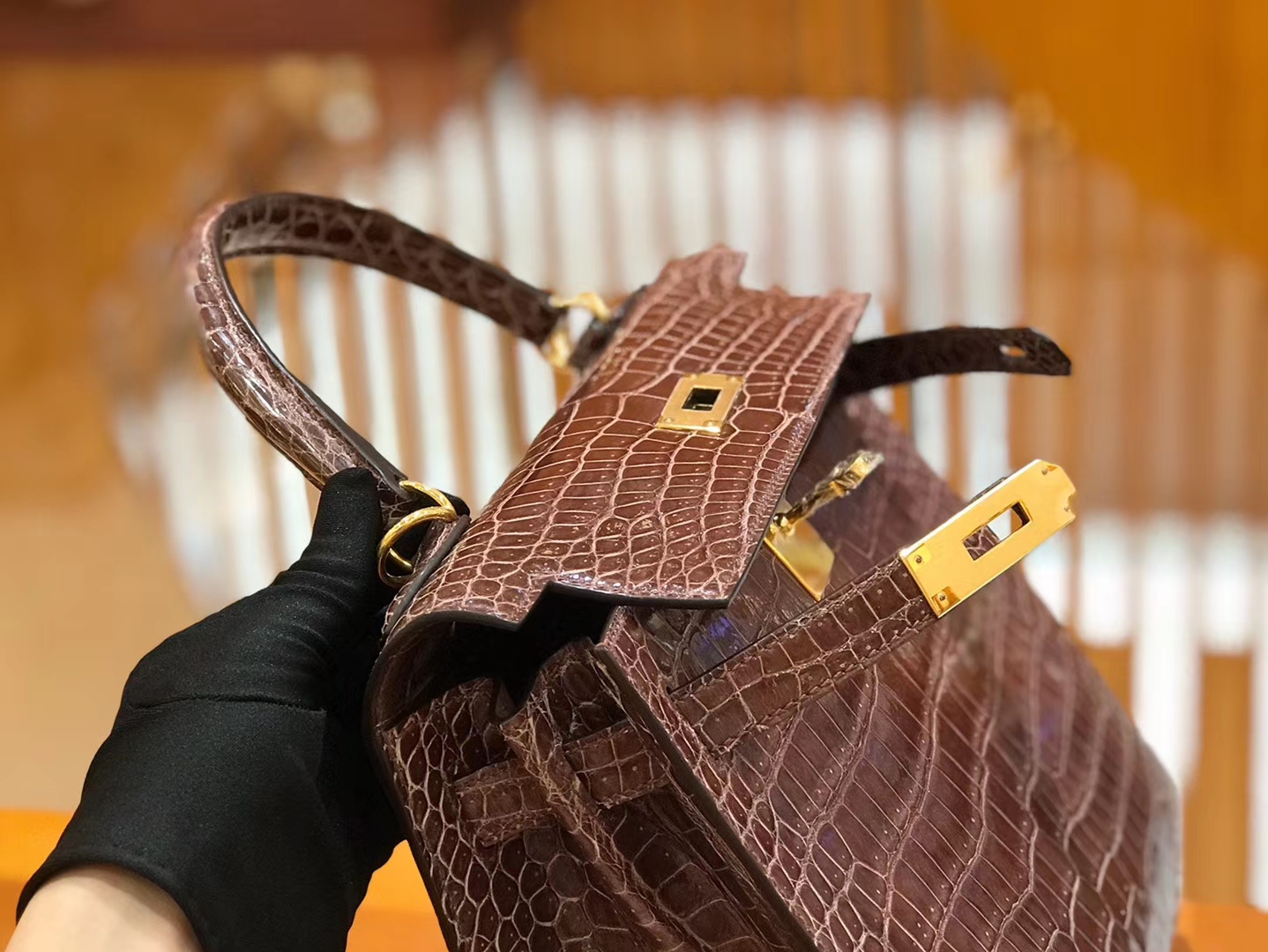 Hermès（爱马仕）Kelly 28cm 咖啡色 摩卡色 野生湾鳄 鳄鱼皮 金扣 原版蜜蜡线 顶级手缝 现货