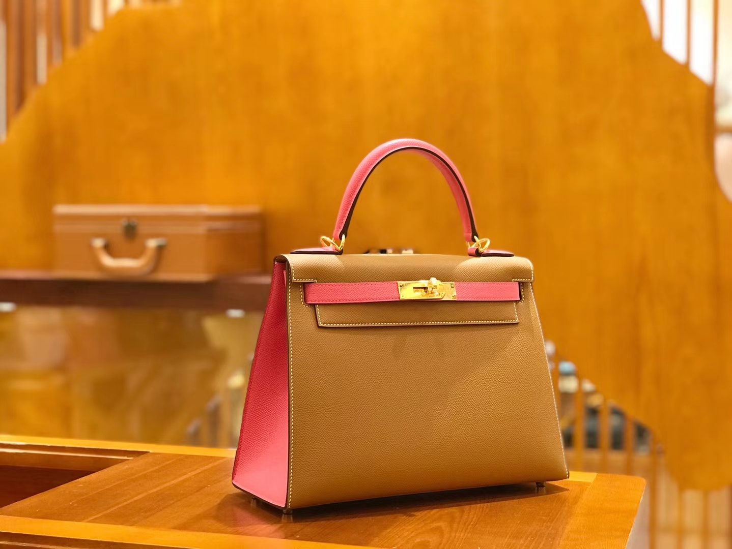 Hermès（爱马仕）Kelly 28cm 金棕拼唇膏粉 Epsom 掌纹小牛皮 金扣 原版蜜蜡线 顶级手缝