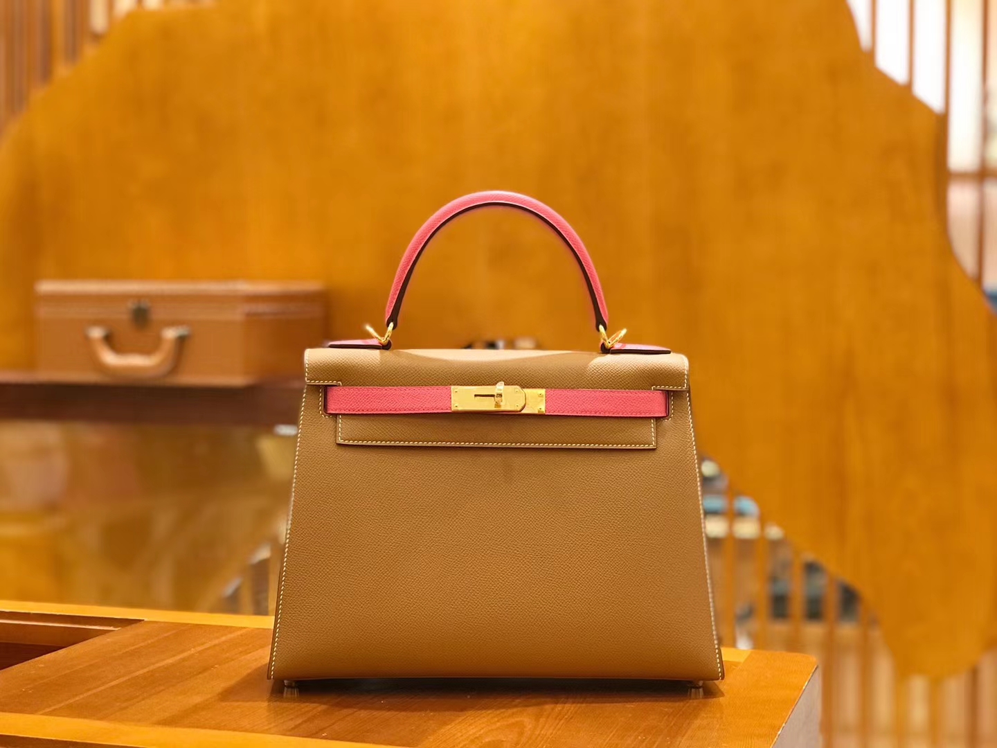 Hermès（爱马仕）Kelly 28cm 金棕拼唇膏粉 Epsom 掌纹小牛皮 金扣 原版蜜蜡线 顶级手缝