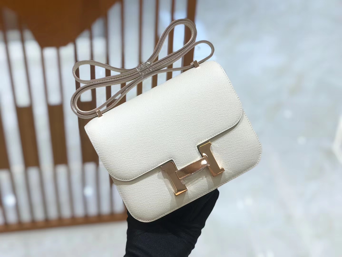 Hermès（爱马仕）Constance 空姐包 奶昔白 Epsom 掌纹小牛皮 玫瑰金扣 原版蜜蜡线 18cm