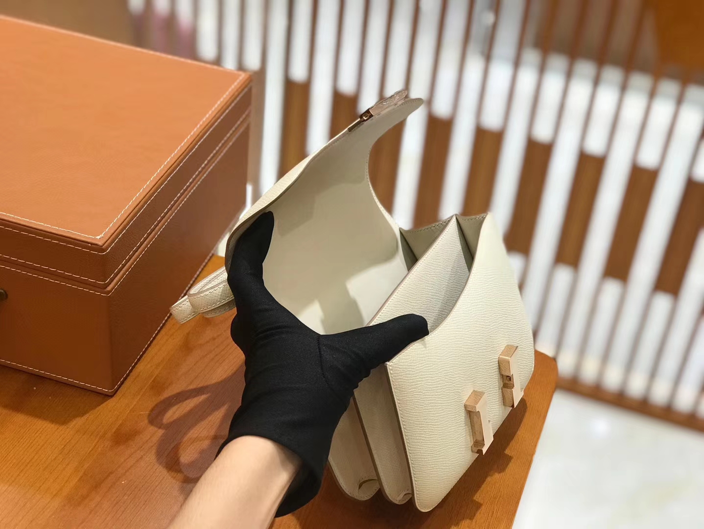 Hermès（爱马仕）Constance 空姐包 奶昔白 Epsom 掌纹小牛皮 玫瑰金扣 原版蜜蜡线 18cm