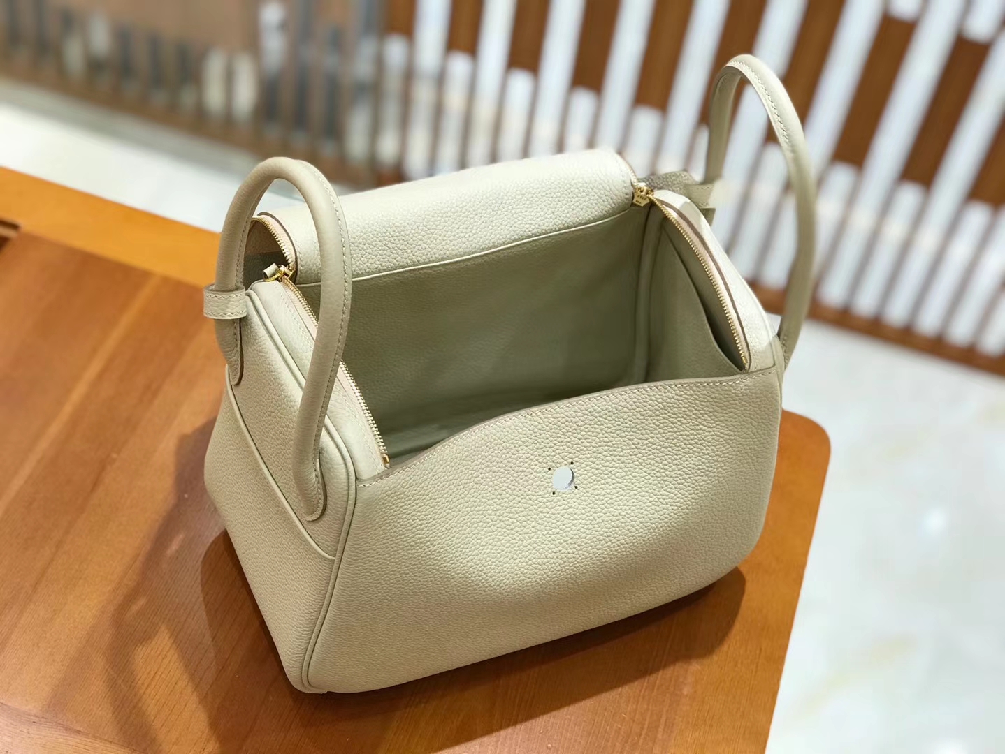 Hermès（爱马仕）Lindy 26cm 奶昔白 Togo 牛皮 金扣 原版蜜蜡线 顶级手缝