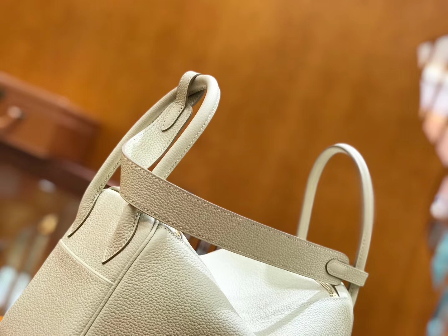 Hermès（爱马仕）Lindy 26cm 奶昔白 Togo 牛皮 金扣 原版蜜蜡线 顶级手缝
