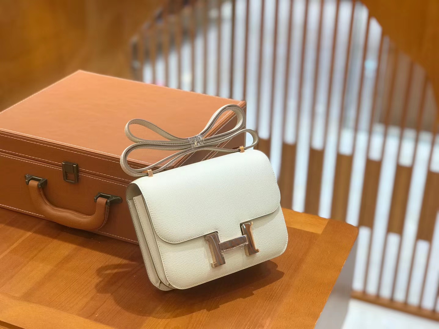 Hermès（爱马仕）Constance 空姐包 奶昔白 Epsom 掌纹小牛皮 玫瑰金扣 原版蜜蜡线 18cm