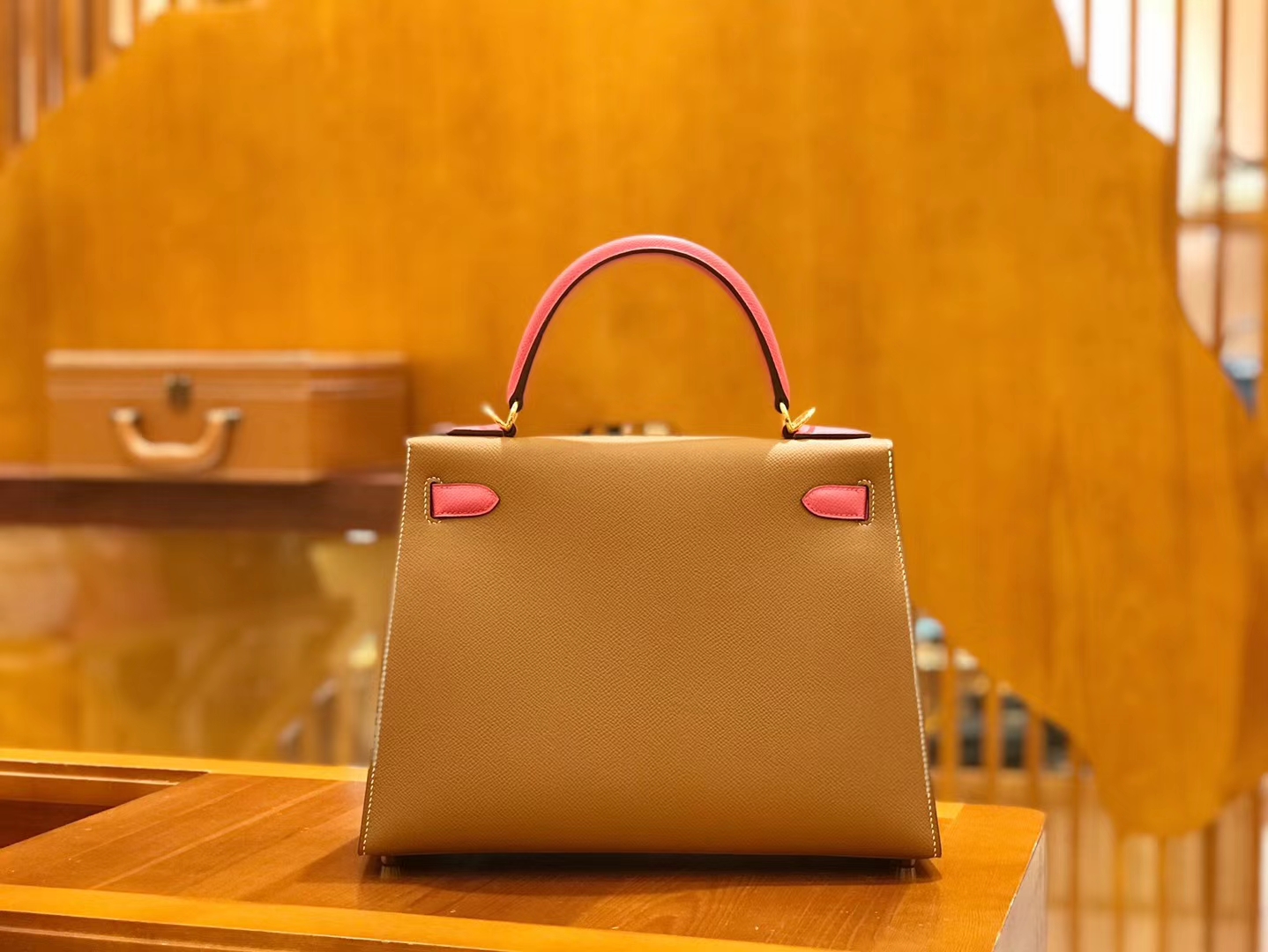 Hermès（爱马仕）Kelly 28cm 金棕拼唇膏粉 Epsom 掌纹小牛皮 金扣 原版蜜蜡线 顶级手缝