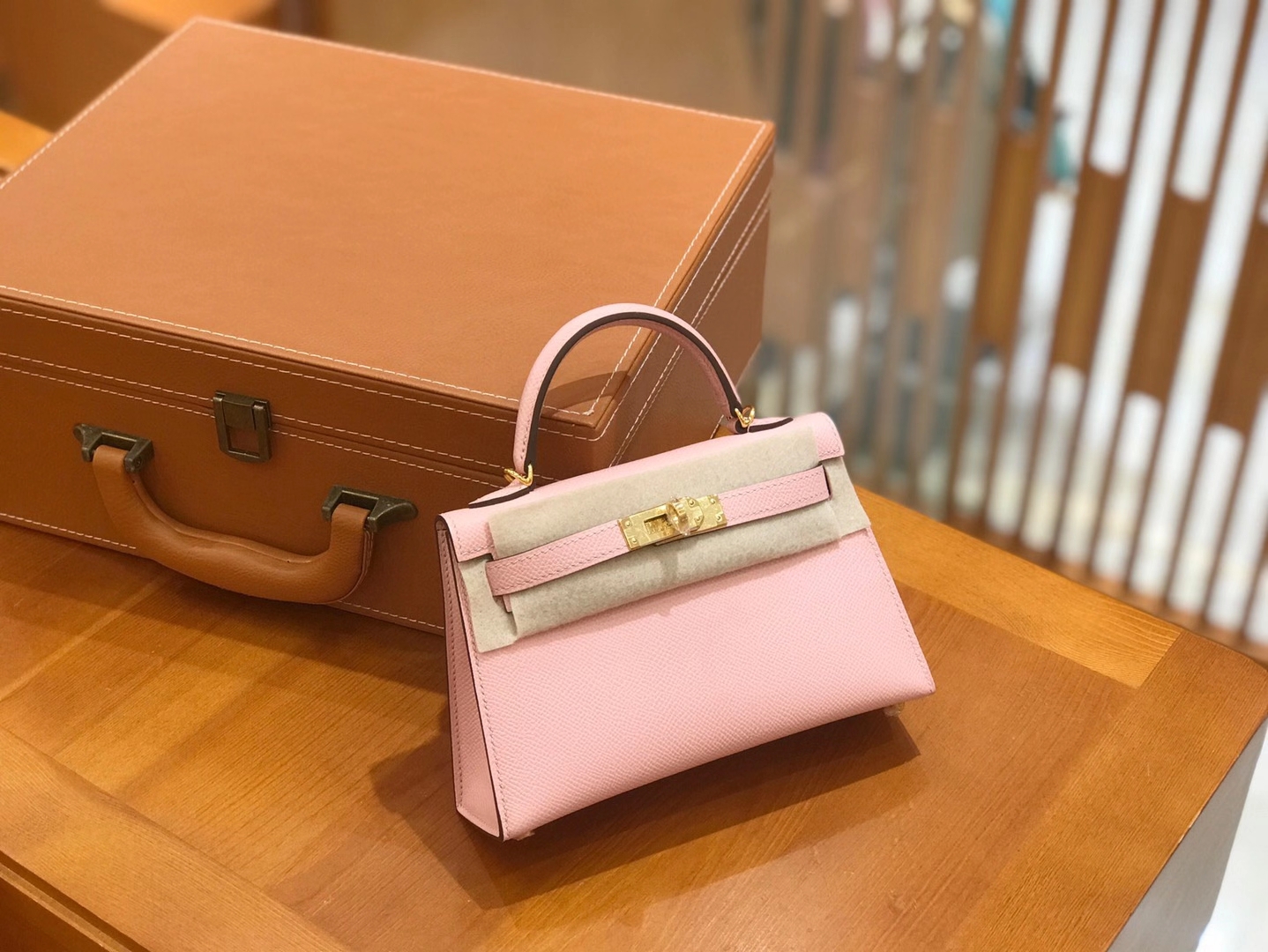Hermès（爱马仕）Mini Kelly 二代 19cm 进口掌纹牛皮 3Q奶昔粉 金扣 全手工缝制 高订鳄鱼工序