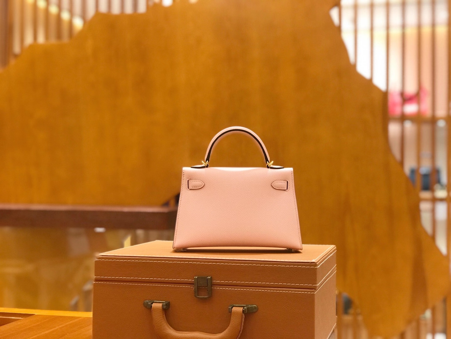 Hermès（爱马仕）Mini Kelly 二代 19cm 进口掌纹牛皮 3Q奶昔粉 金扣 全手工缝制 高订鳄鱼工序