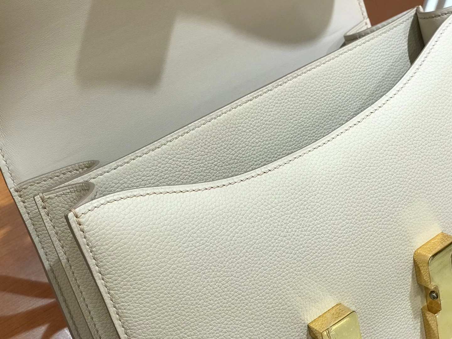 Hermès（爱马仕）Constance 24cm 奶昔白 Evercolor牛皮 金扣 原版蜜蜡线 顶级手缝