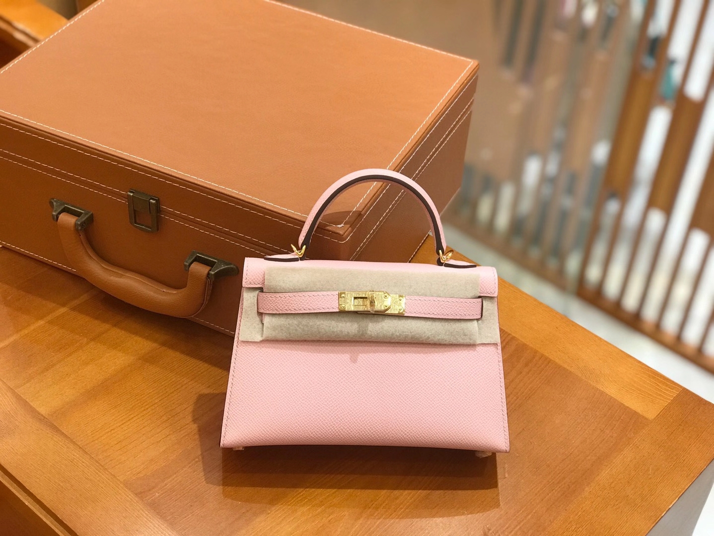 Hermès（爱马仕）Mini Kelly 二代 19cm 进口掌纹牛皮 3Q奶昔粉 金扣 全手工缝制 高订鳄鱼工序