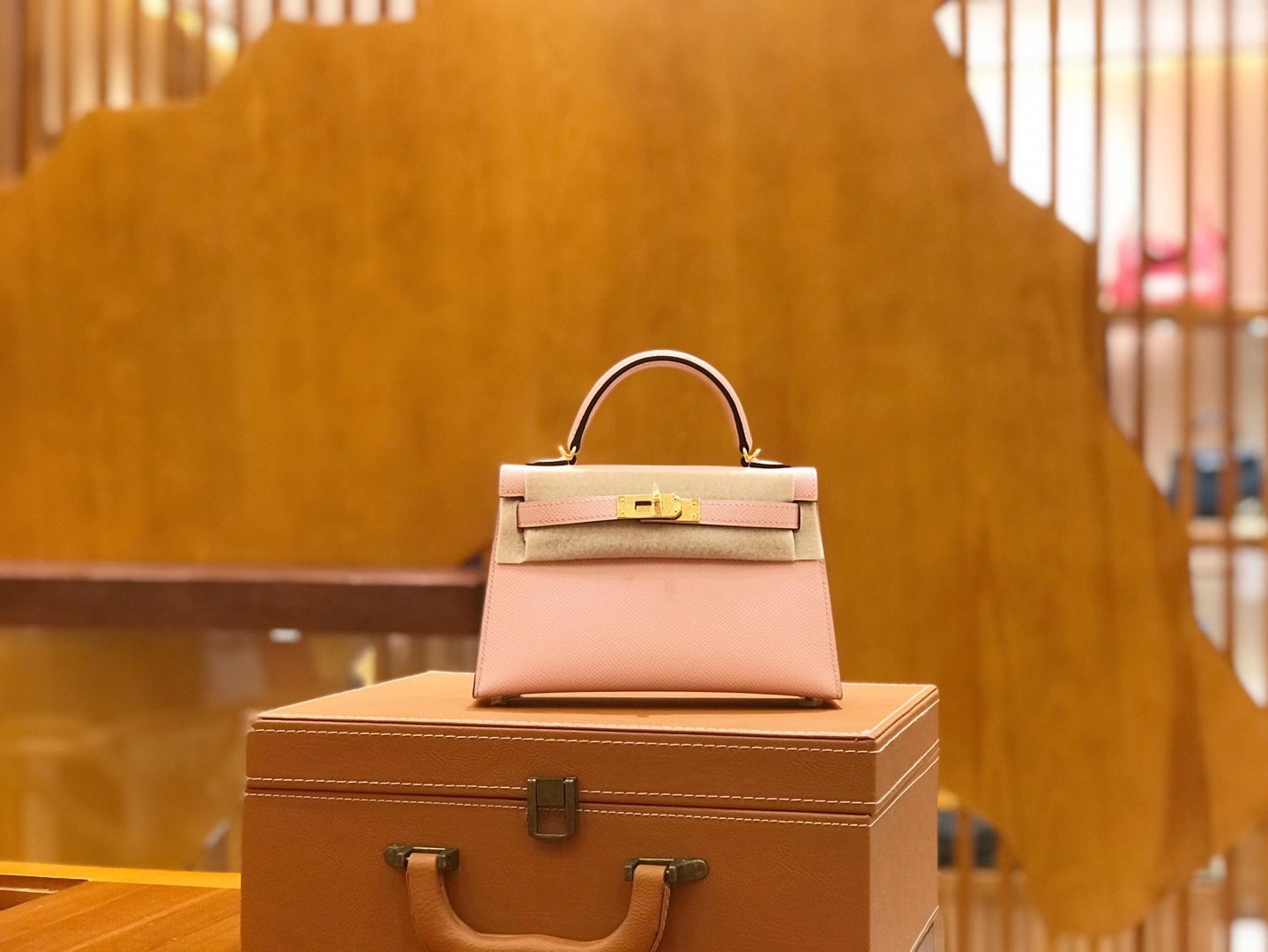 Hermès（爱马仕）Mini Kelly 二代 19cm 进口掌纹牛皮 3Q奶昔粉 金扣 全手工缝制 高订鳄鱼工序
