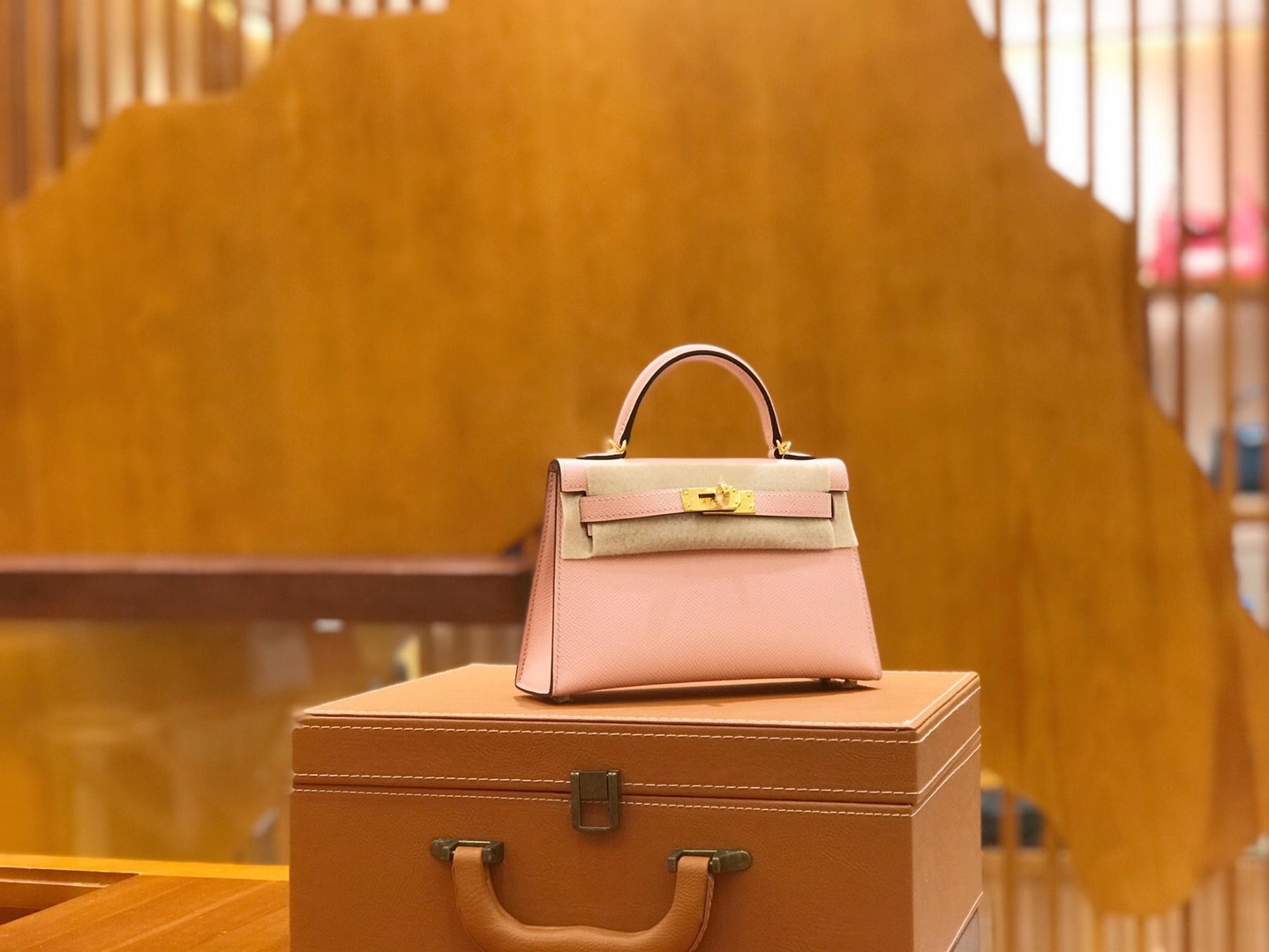 Hermès（爱马仕）Mini Kelly 二代 19cm 进口掌纹牛皮 3Q奶昔粉 金扣 全手工缝制 高订鳄鱼工序