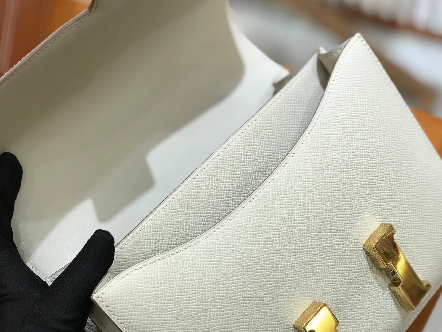 Hermès（爱马仕）康斯坦 24cm 奶昔白 金扣 Epsom 掌纹皮 原版蜜蜡线 现货