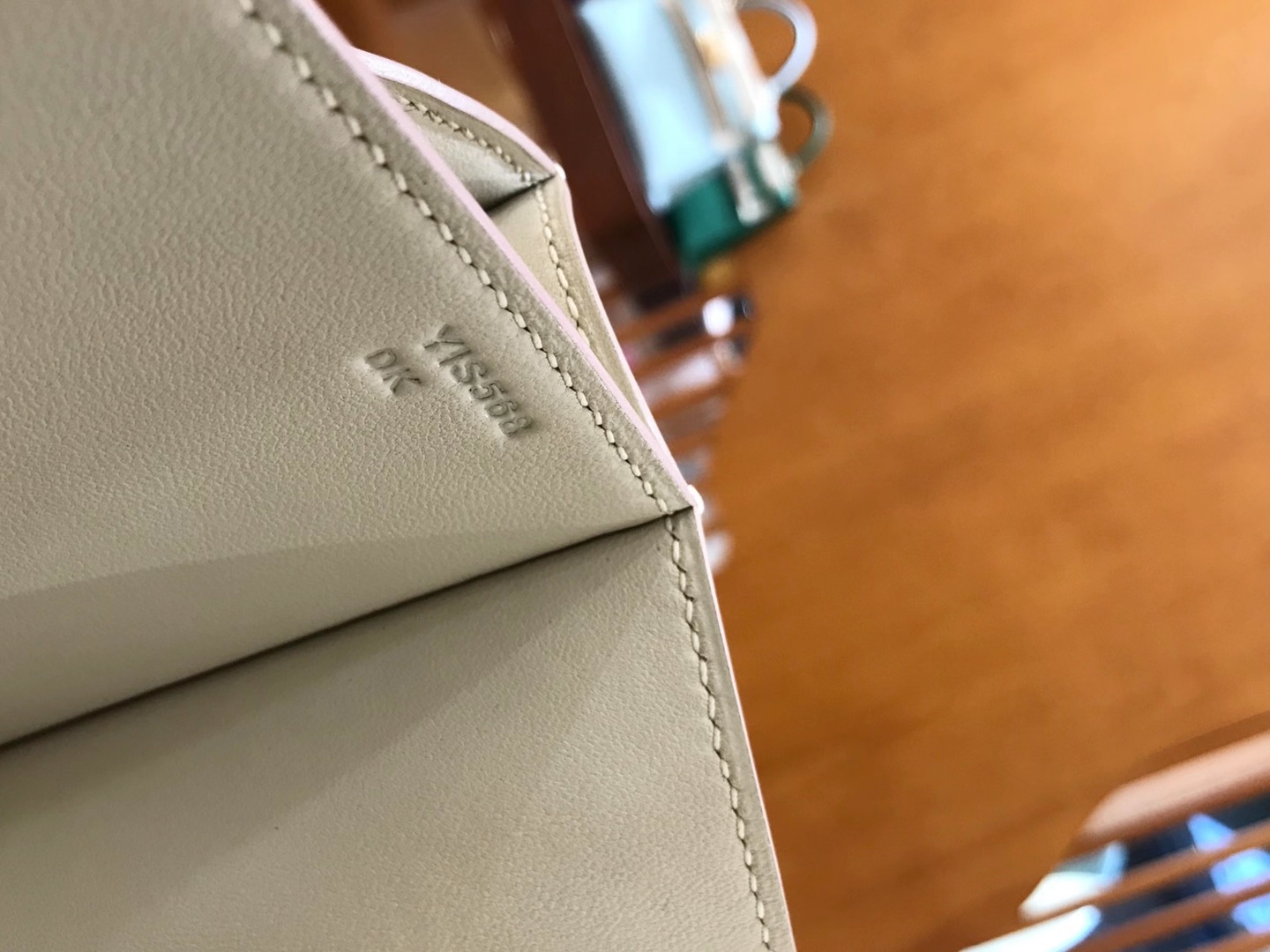 Hermès（爱马仕）康斯坦 24cm 奶昔白 金扣 Epsom 掌纹皮 原版蜜蜡线 现货
