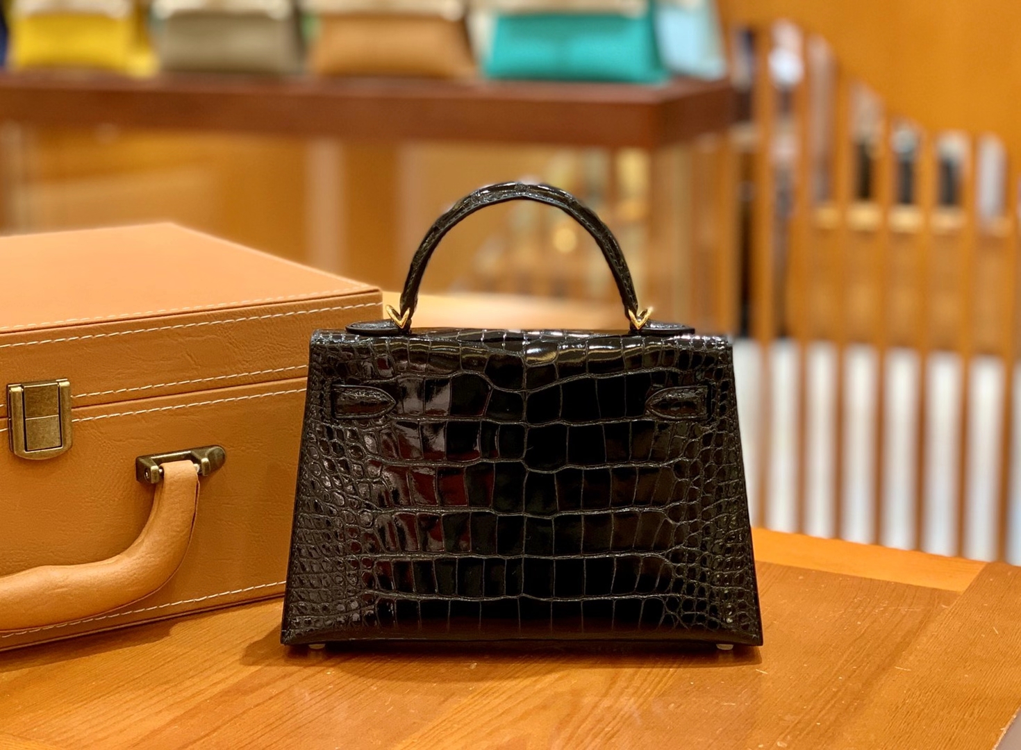 Hermès（爱马仕）新增现货 Mini Kelly 二代 经典黑 金扣 一级美洲鳄鱼皮 原版蜜蜡线 顶级手缝版本