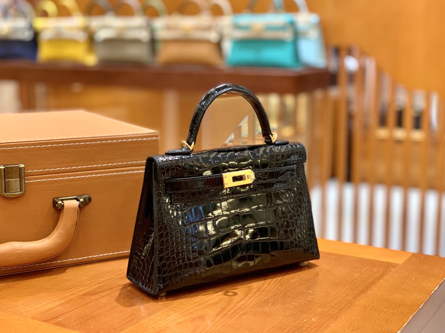Hermès（爱马仕）新增现货 Mini Kelly 二代 经典黑 金扣 一级美洲鳄鱼皮 原版蜜蜡线 顶级手缝版本