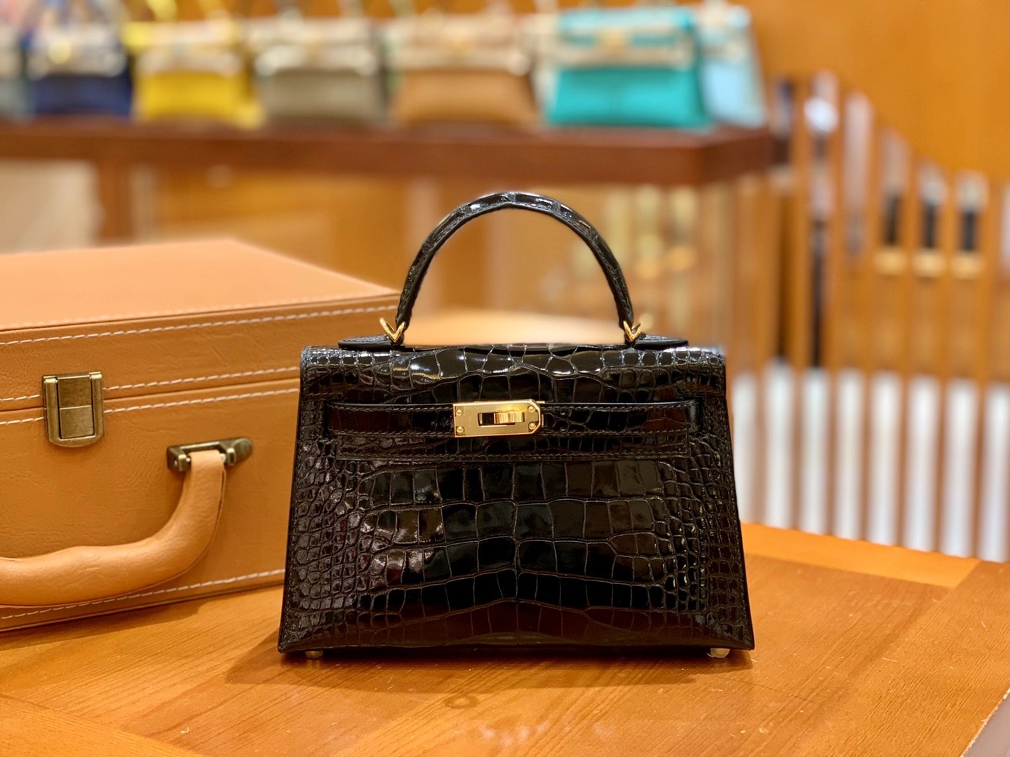 Hermès（爱马仕）新增现货 Mini Kelly 二代 经典黑 金扣 一级美洲鳄鱼皮 原版蜜蜡线 顶级手缝版本