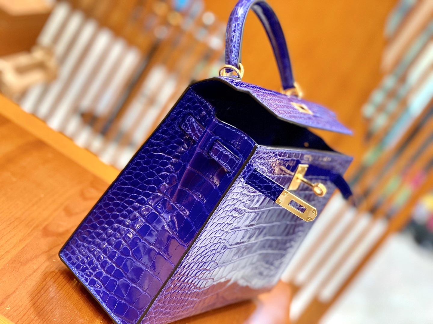 Hermès（爱马仕）新增现货 Kelly 25cm 电光蓝 金扣 一级美洲鳄鱼皮 原版蜜蜡线 顶级手缝版本
