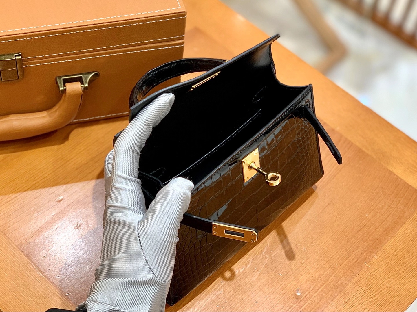 Hermès（爱马仕）新增现货 Mini Kelly 二代 经典黑 金扣 一级美洲鳄鱼皮 原版蜜蜡线 顶级手缝版本