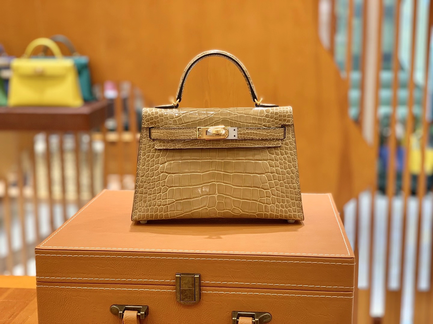 Hermès（爱马仕）Mini Kelly 二代 米砂色 金扣 一级美洲鳄鱼皮 原版蜜蜡线 顶级手缝版本