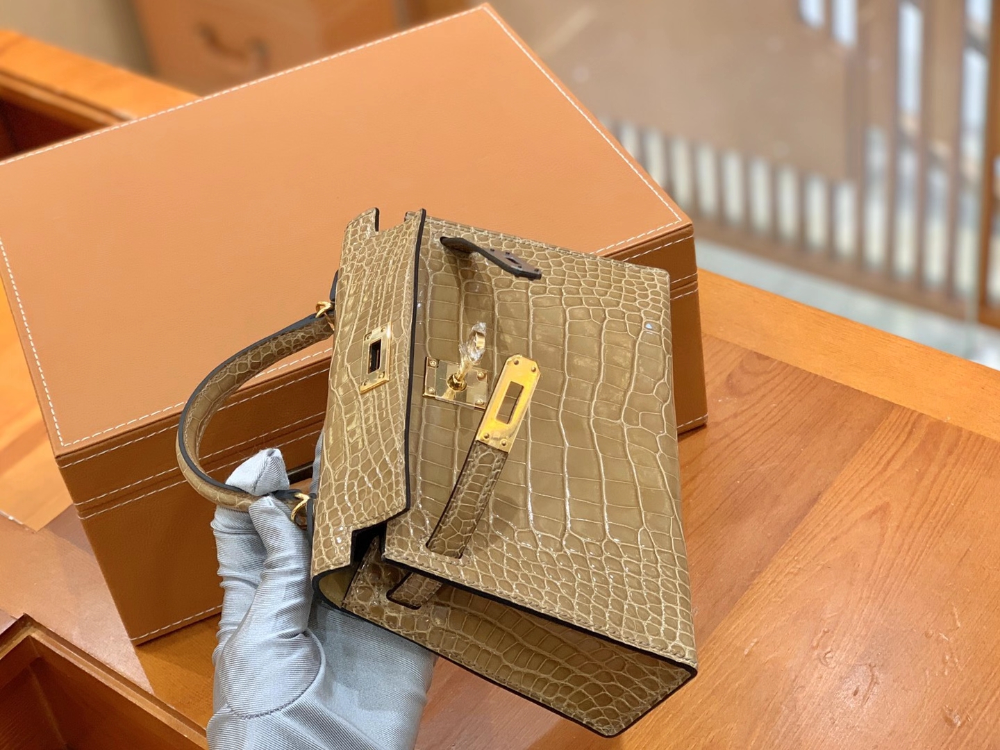 Hermès（爱马仕）Mini Kelly 二代 米砂色 金扣 一级美洲鳄鱼皮 原版蜜蜡线 顶级手缝版本