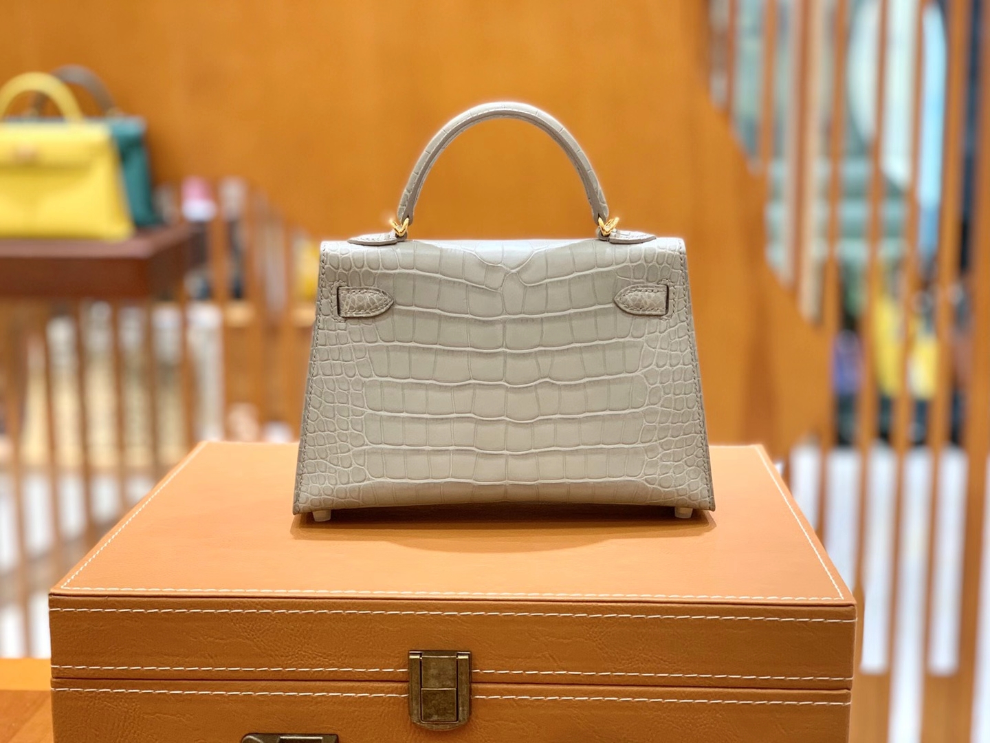 Hermès（爱马仕）Mini Kelly 二代 珍珠灰 金扣 一级美洲鳄鱼皮 原版蜜蜡线 顶级手缝版本