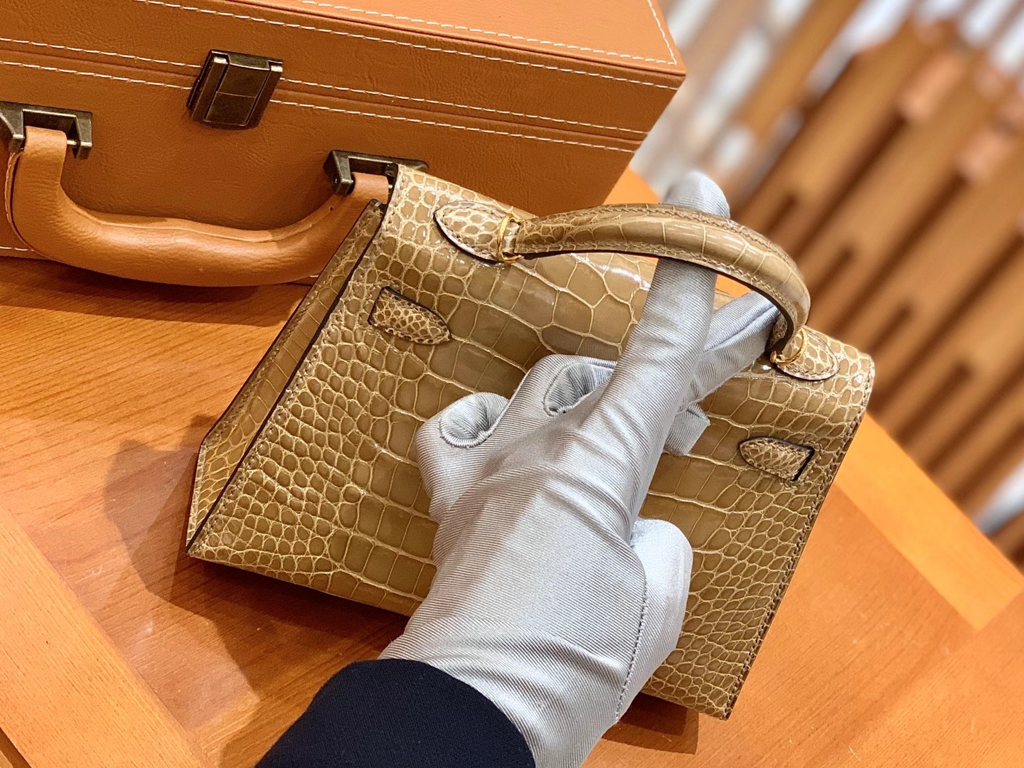 Hermès（爱马仕）Mini Kelly 二代 米砂色 金扣 一级美洲鳄鱼皮 原版蜜蜡线 顶级手缝版本