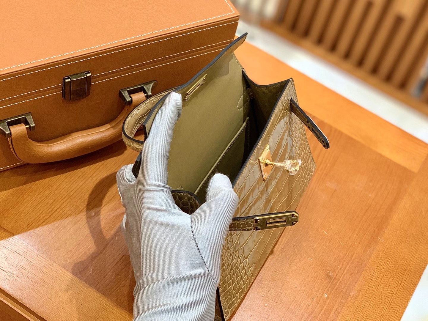 Hermès（爱马仕）Mini Kelly 二代 米砂色 金扣 一级美洲鳄鱼皮 原版蜜蜡线 顶级手缝版本