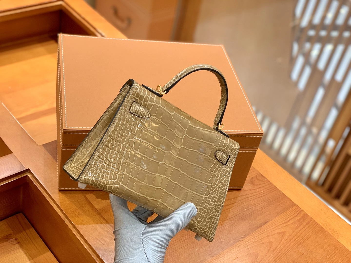 Hermès（爱马仕）Mini Kelly 二代 米砂色 金扣 一级美洲鳄鱼皮 原版蜜蜡线 顶级手缝版本