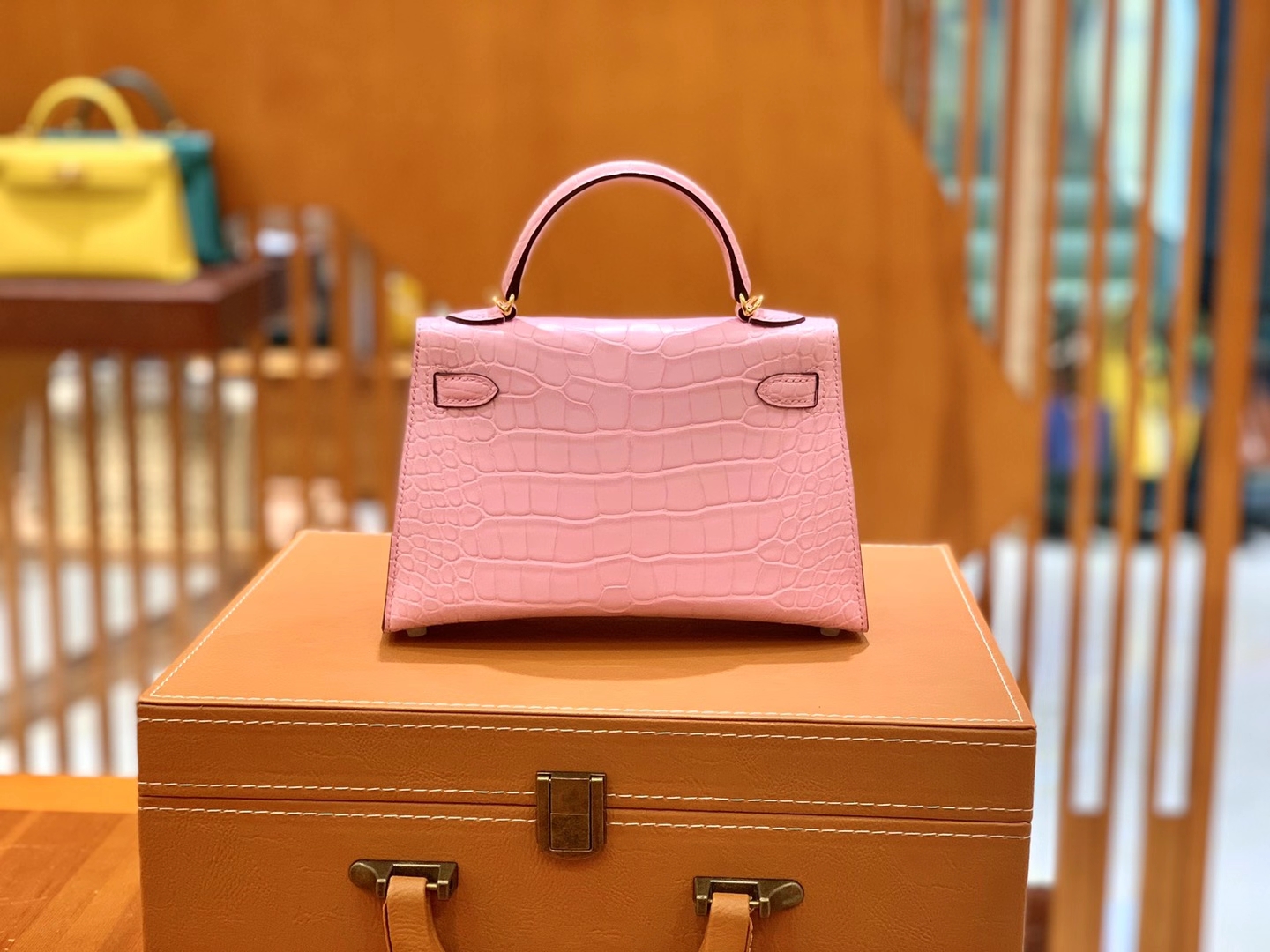 Hermès（爱马仕）Mini Kelly 二代 樱花粉 金扣 一级美洲鳄鱼皮 原版蜜蜡线 顶级手缝版本