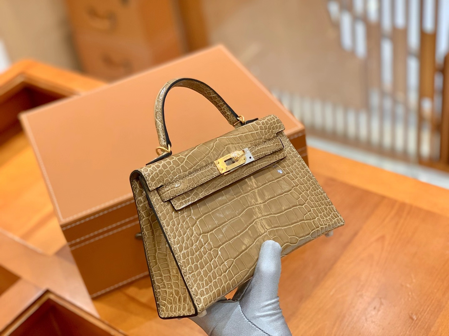 Hermès（爱马仕）Mini Kelly 二代 米砂色 金扣 一级美洲鳄鱼皮 原版蜜蜡线 顶级手缝版本