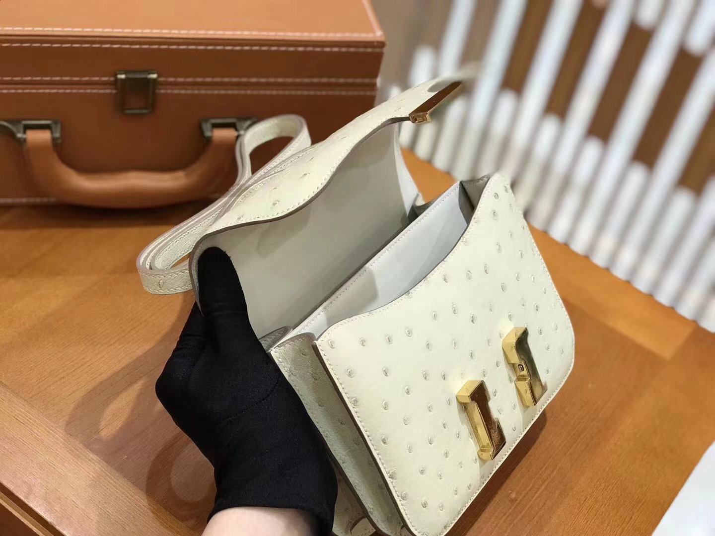 Hermès（爱马仕）Constance 康康 奶昔白 南非KK级鸵鸟皮 金扣 19cm 原版蜜蜡线 顶级手缝