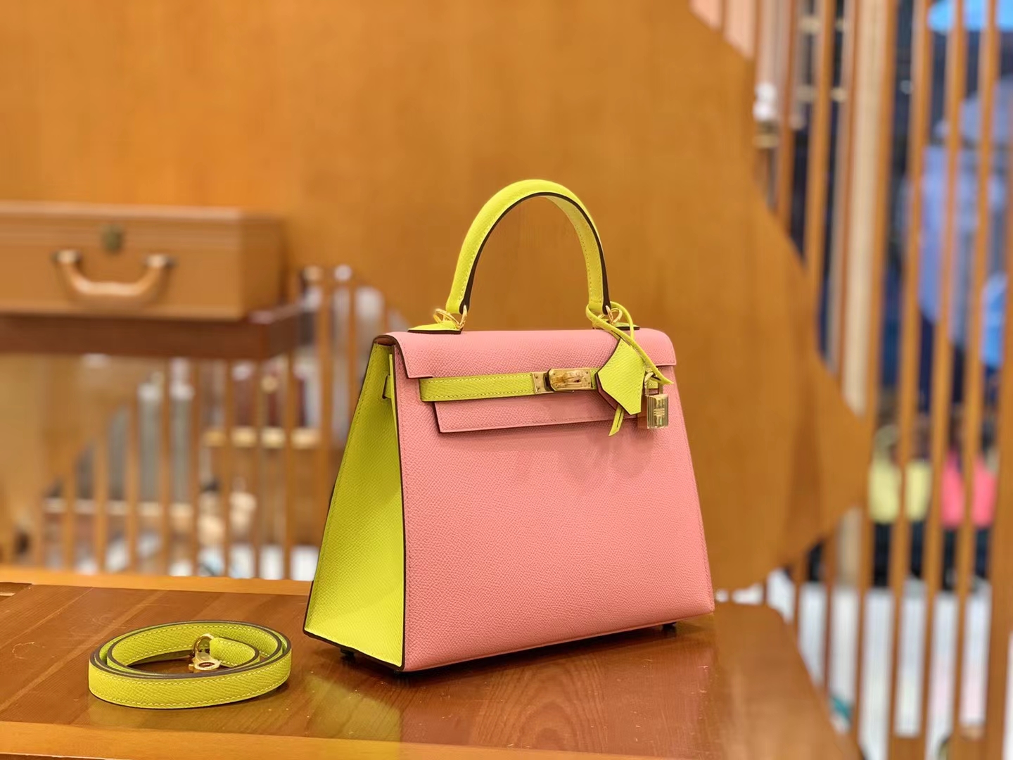 Hermès（爱马仕）Kelly 凯莉包 樱花粉拼柠檬黄 Epsom小牛皮 金扣 25cm 原版蜜蜡线 顶级手缝