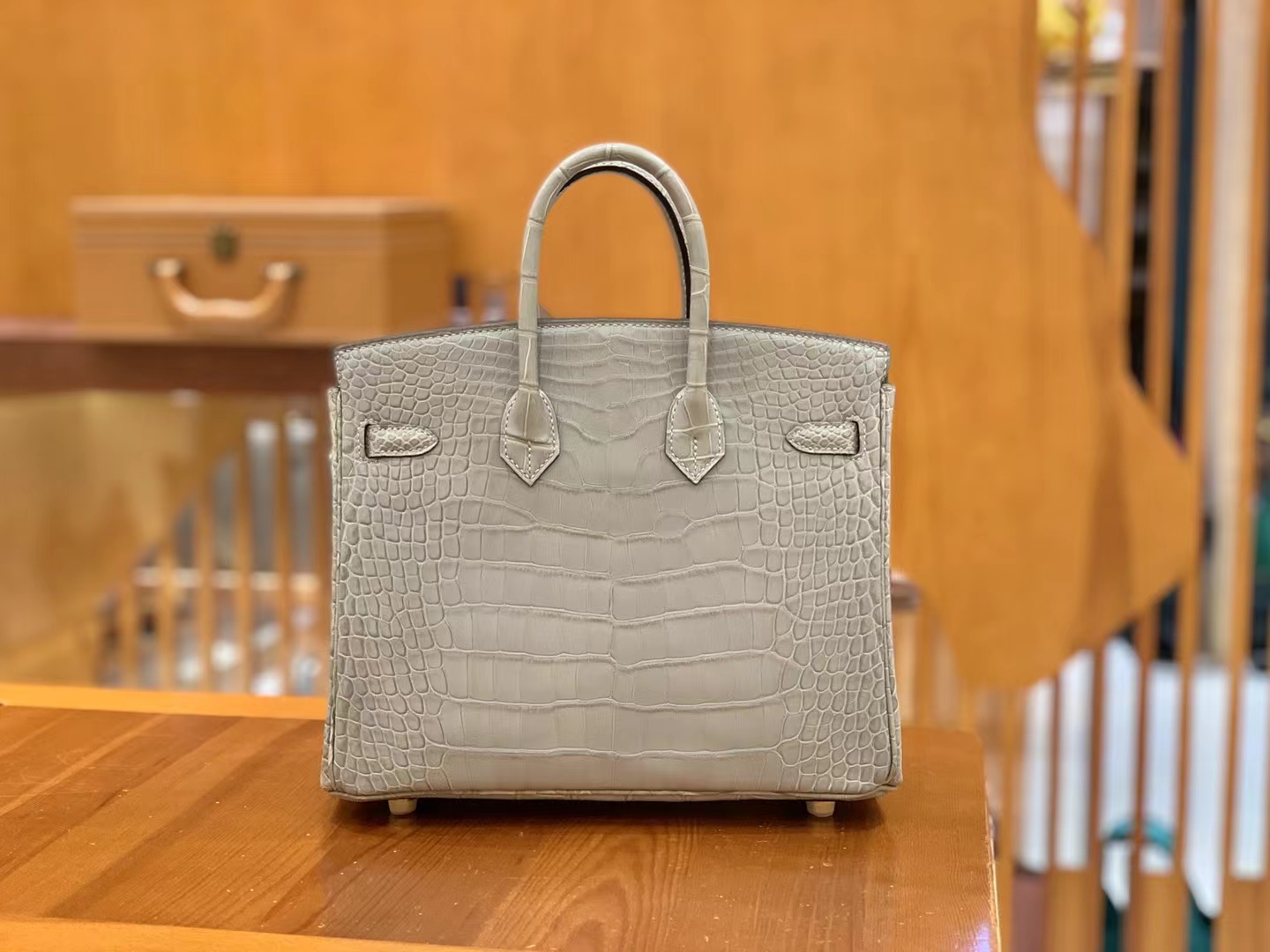 Hermès（爱马仕）Birkin 铂金包 珍珠灰 一级美洲鳄鱼皮 金扣 25cm 原版蜜蜡线 顶级手缝