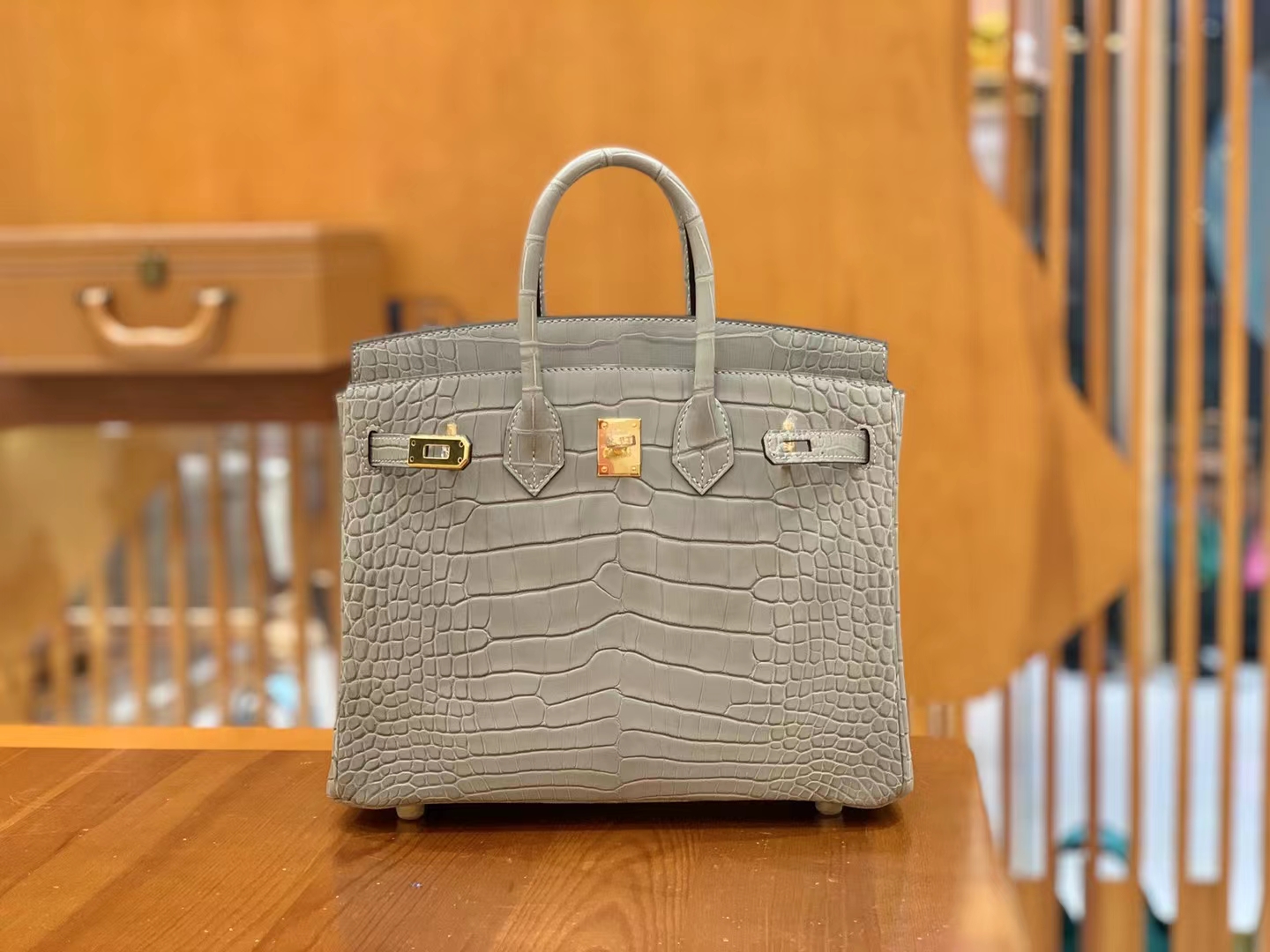Hermès（爱马仕）Birkin 铂金包 珍珠灰 一级美洲鳄鱼皮 金扣 25cm 原版蜜蜡线 顶级手缝