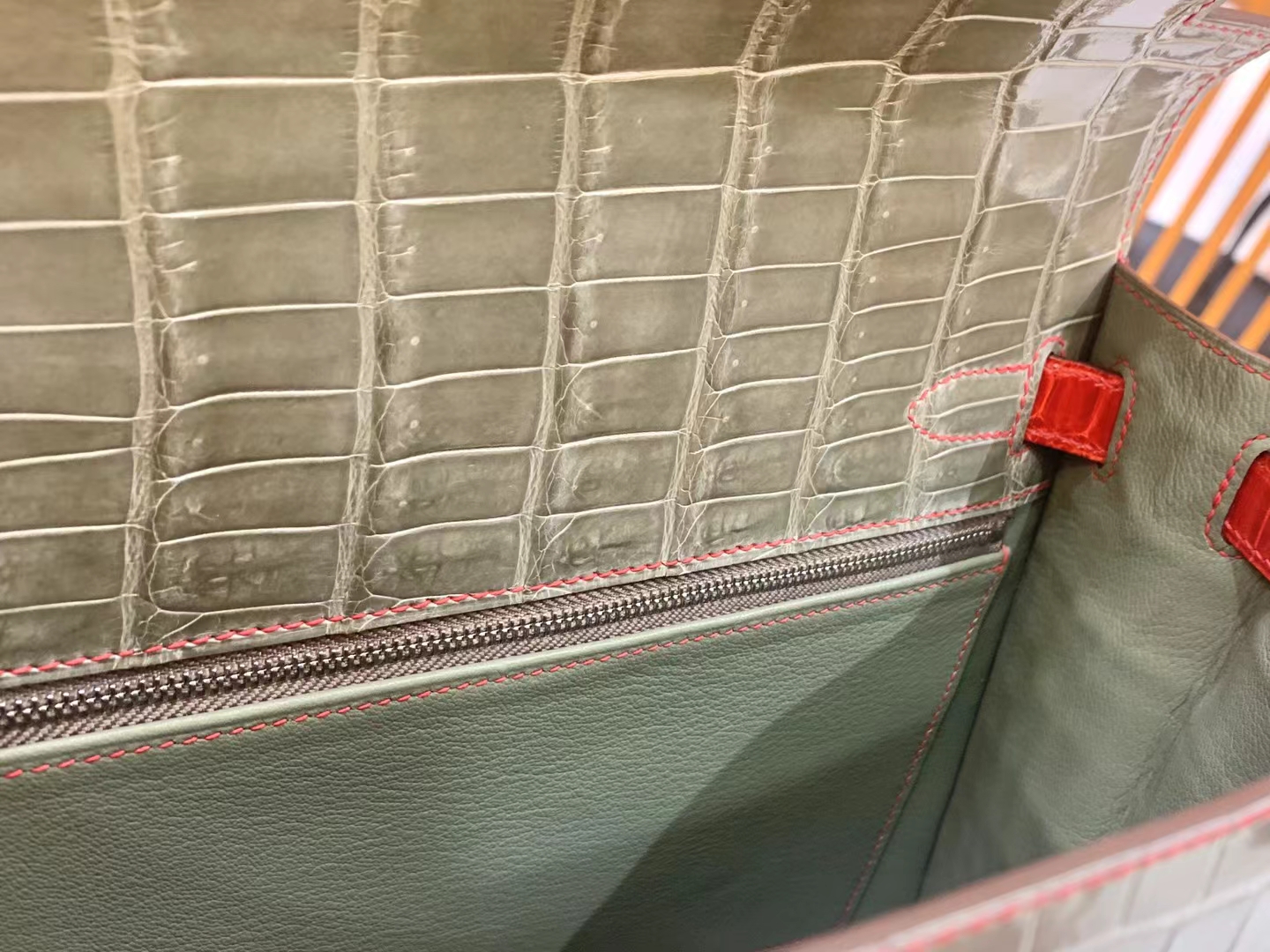 Hermès（爱马仕）Kelly 凯莉包 斑鸠灰 拼 法拉利红 进口尼罗鳄鱼皮 银扣 28cm 原版蜜蜡线 顶级手缝