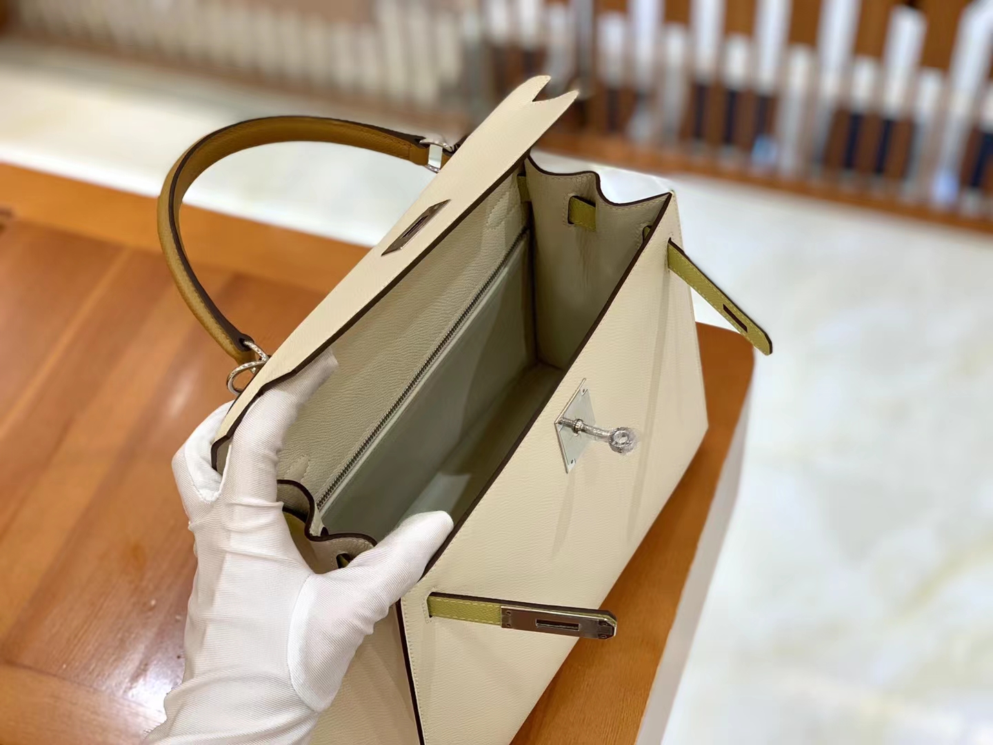 Hermès（爱马仕）新增现货 Kelly 凯莉包 Epsom 奶昔白 拼 柠檬黄 拼 金棕 银扣 25cm 原版蜜蜡线 顶级手缝