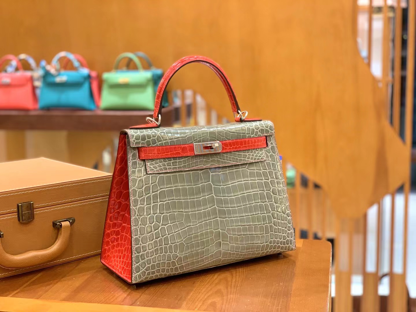 Hermès（爱马仕）Kelly 凯莉包 斑鸠灰 拼 法拉利红 进口尼罗鳄鱼皮 银扣 28cm 原版蜜蜡线 顶级手缝