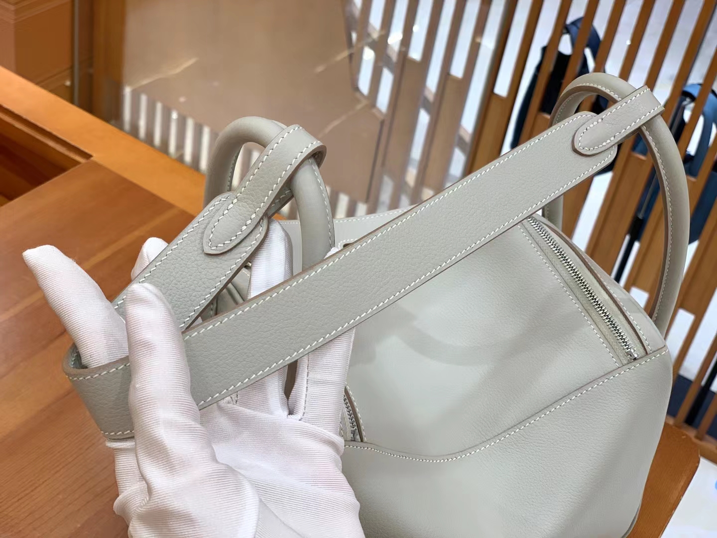 Hermès（爱马仕）Lindy 琳迪包 珍珠灰 进口Evercolor 牛皮 银扣 26cm 原版蜜蜡线 顶级手缝