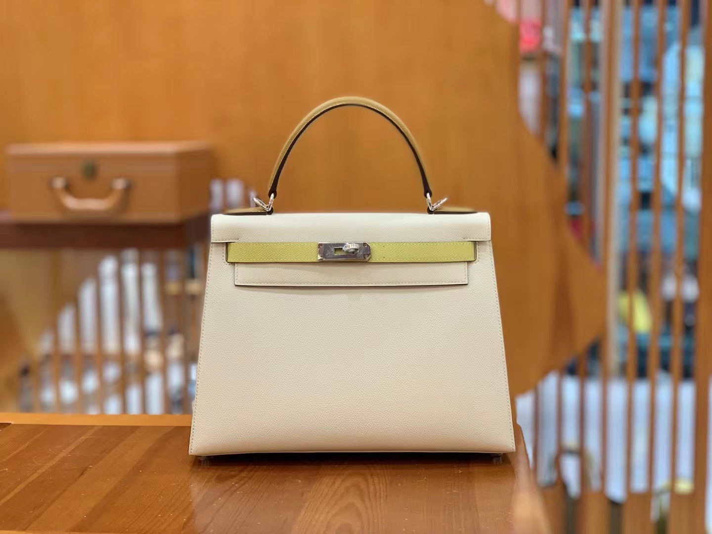Hermès（爱马仕）新增现货 Kelly 凯莉包 Epsom 奶昔白 拼 柠檬黄 拼 金棕 银扣 25cm 原版蜜蜡线 顶级手缝