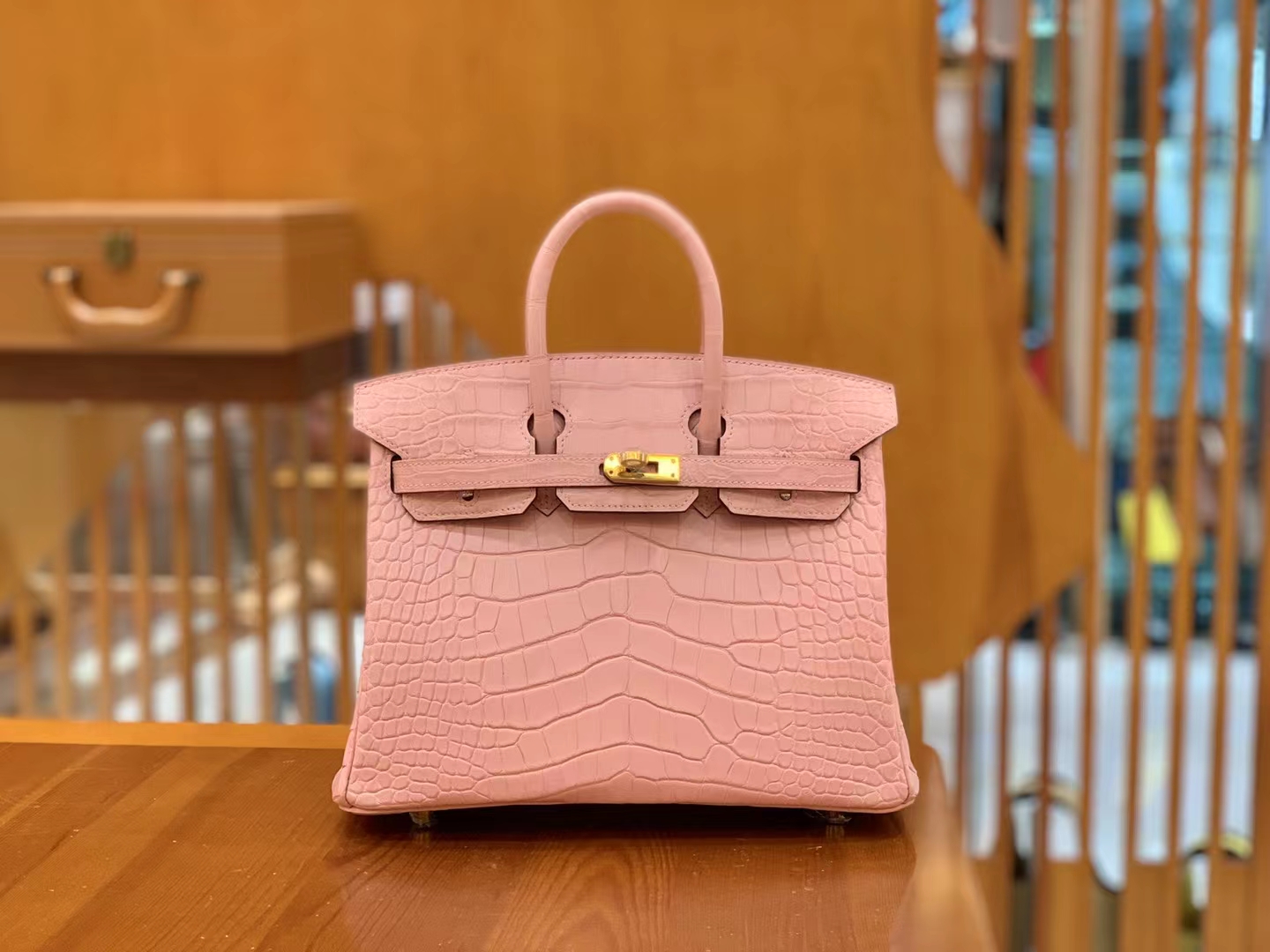 Hermès（爱马仕）Birkin 铂金包 樱花粉 进口美洲鳄鱼皮 金扣 25cm 原版蜜蜡线 顶级手缝