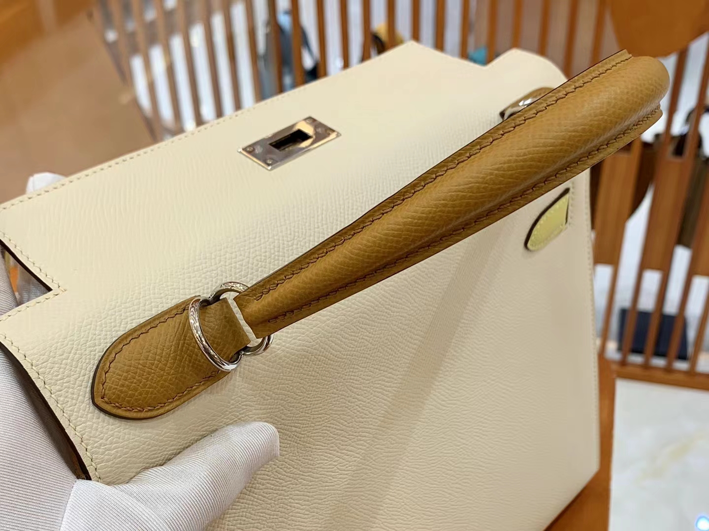 Hermès（爱马仕）新增现货 Kelly 凯莉包 Epsom 奶昔白 拼 柠檬黄 拼 金棕 银扣 25cm 原版蜜蜡线 顶级手缝