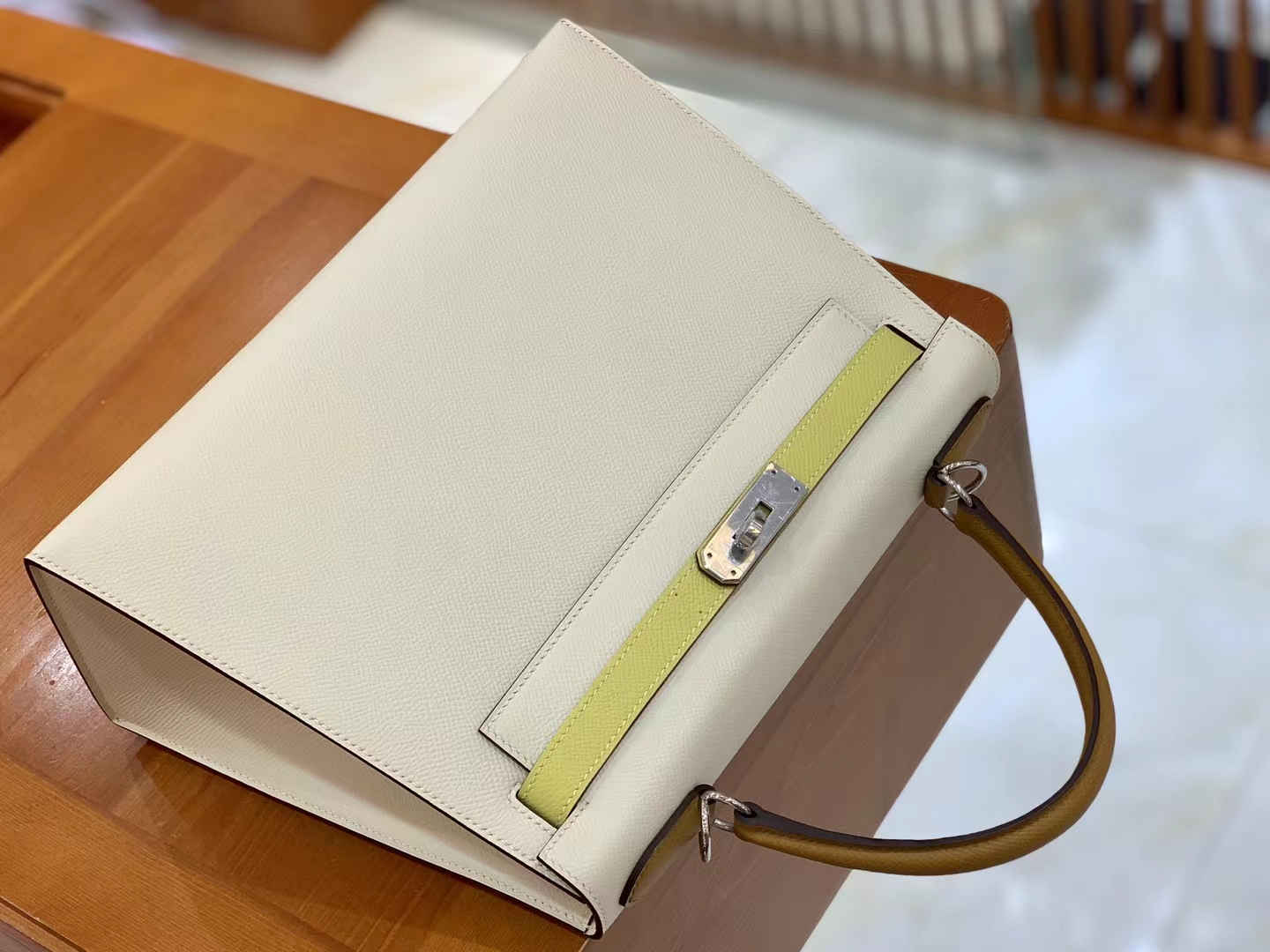 Hermès（爱马仕）新增现货 Kelly 凯莉包 Epsom 奶昔白 拼 柠檬黄 拼 金棕 银扣 25cm 原版蜜蜡线 顶级手缝