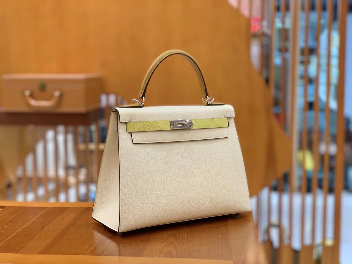 Hermès（爱马仕）新增现货 Kelly 凯莉包 Epsom 奶昔白 拼 柠檬黄 拼 金棕 银扣 25cm 原版蜜蜡线 顶级手缝