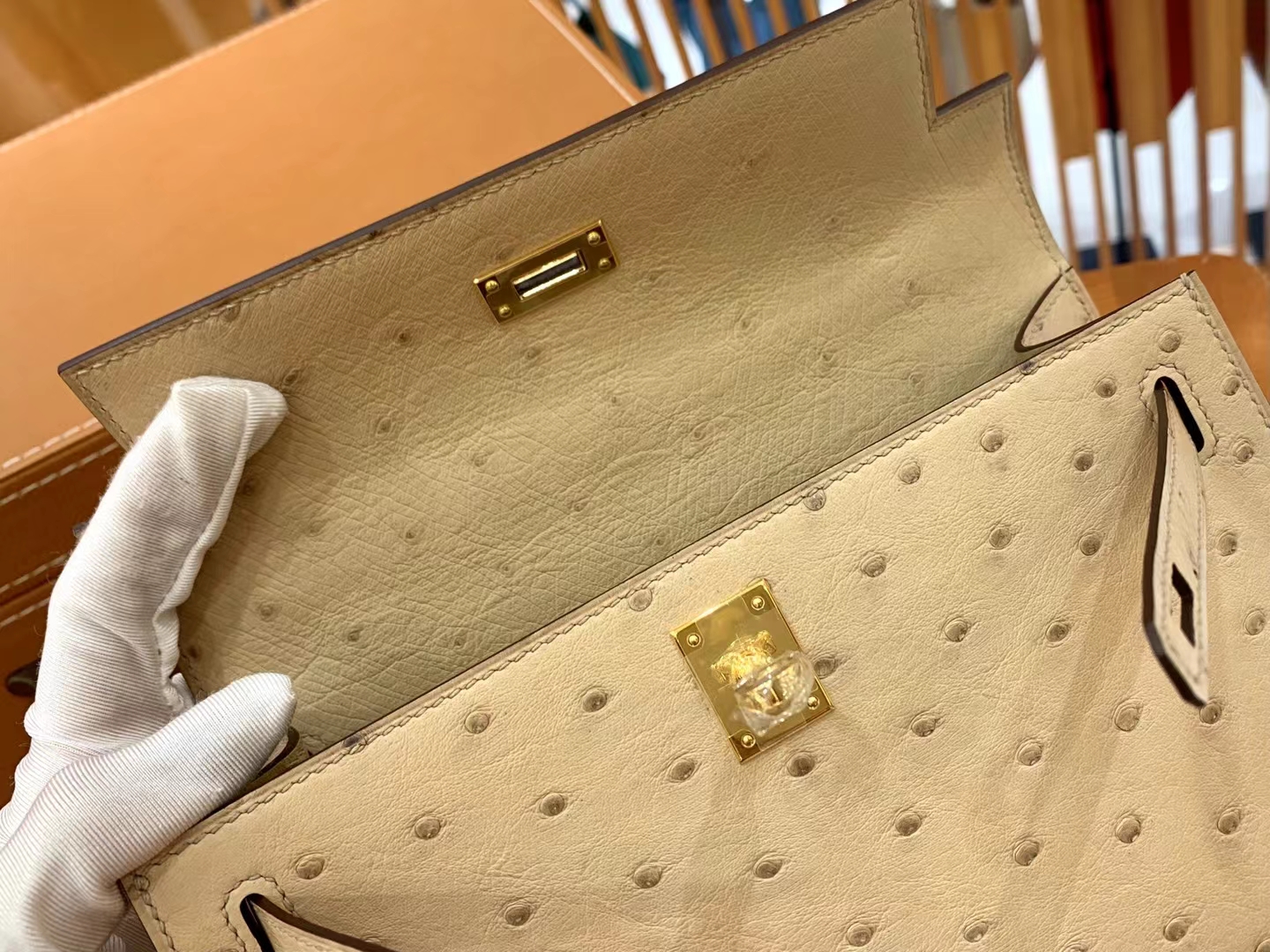 Hermes 爱马仕 【现货】 Mini Kelly 一代 Y1香草色Vanille 南非KK级鸵鸟皮 金扣 进口蜜蜡线 全手工制作