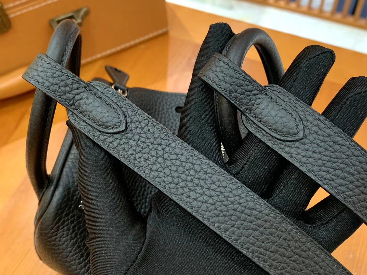 HERMES 爱马仕【现货】 Mini Lindy 黑色 Togo 银扣 进口蜜蜡线 全手工制作