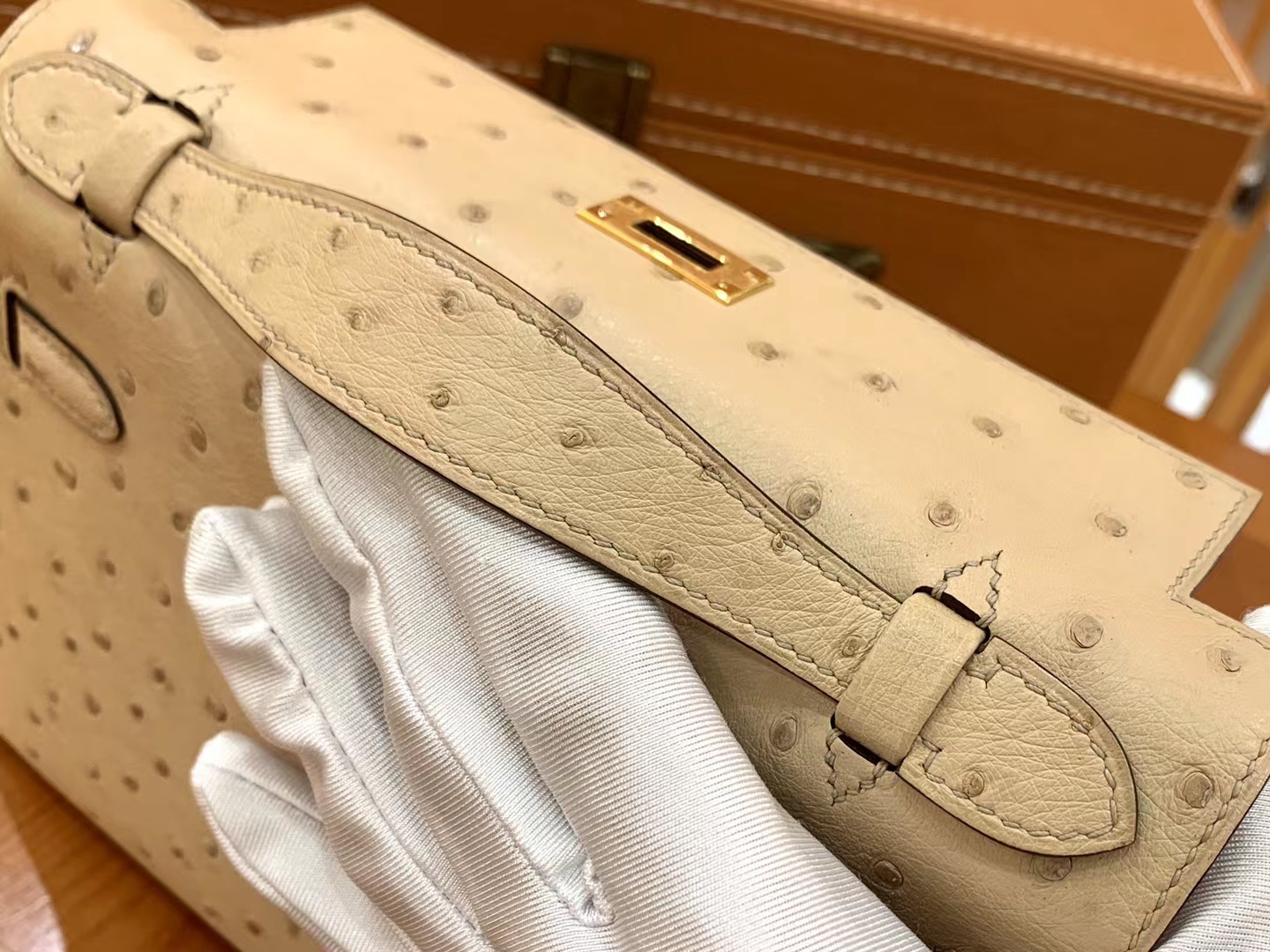 Hermes 爱马仕 【现货】 Mini Kelly 一代 Y1香草色Vanille 南非KK级鸵鸟皮 金扣 进口蜜蜡线 全手工制作