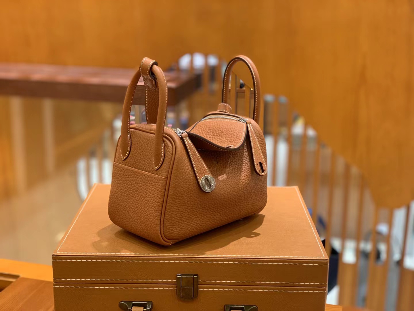 HERMES 爱马仕【现货】 Mini Lindy CK37 Togo 银扣 进口蜜蜡线 全手工制作