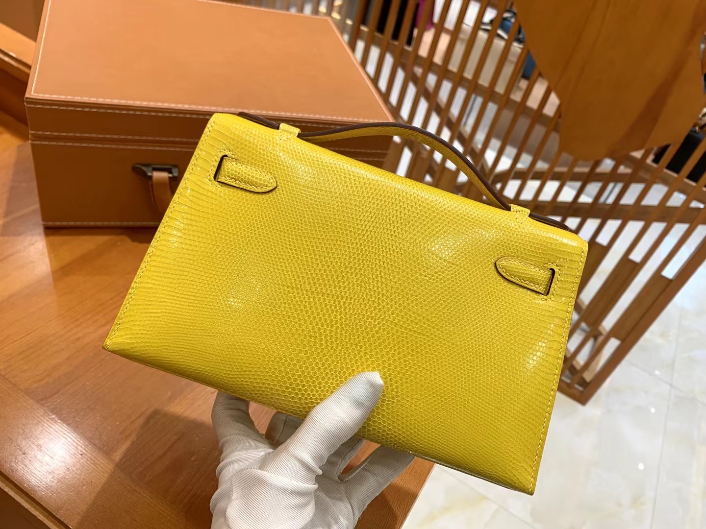 Hermes 爱马仕【现货】 Mini Kelly 一代 金盏花黄 南非野生蜥蜴皮银扣 进口蜜蜡线 全手工制作