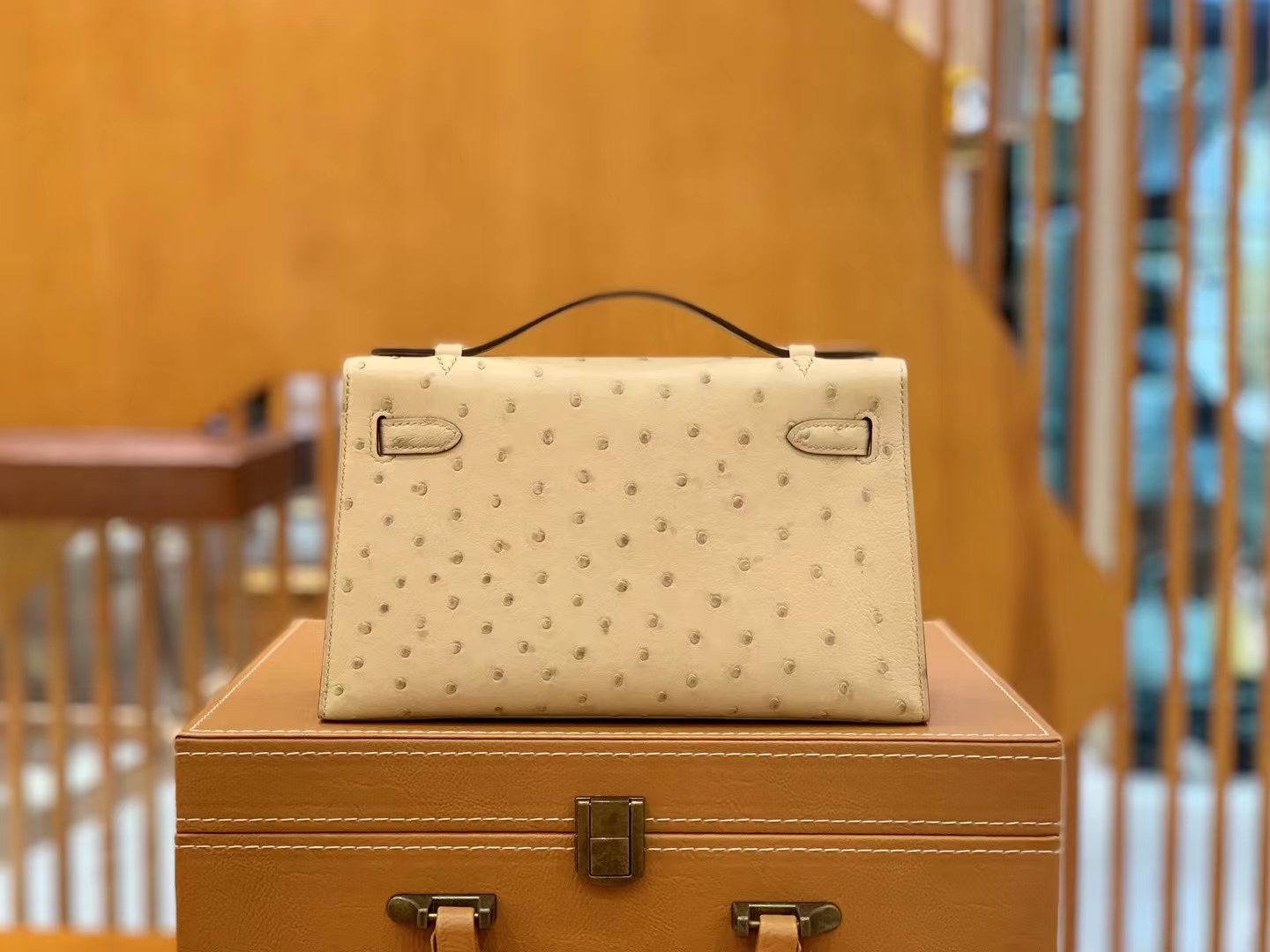 Hermes 爱马仕 【现货】 Mini Kelly 一代 Y1香草色Vanille 南非KK级鸵鸟皮 金扣 进口蜜蜡线 全手工制作