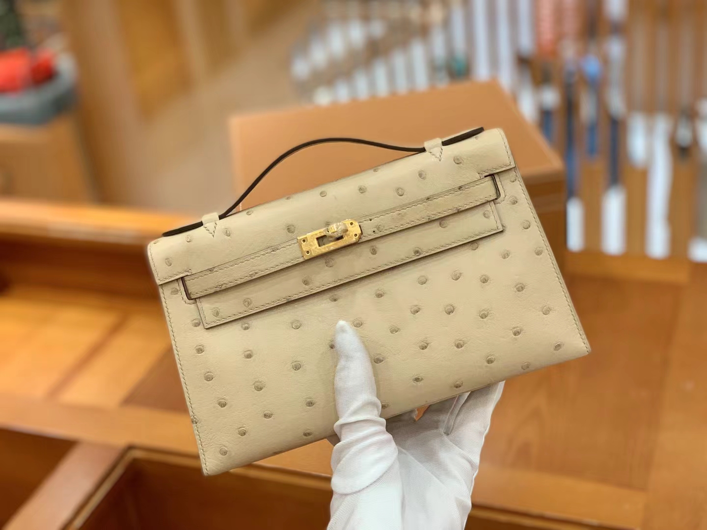 Hermes 爱马仕 【现货】 Mini Kelly 一代 Y1香草色Vanille 南非KK级鸵鸟皮 金扣 进口蜜蜡线 全手工制作